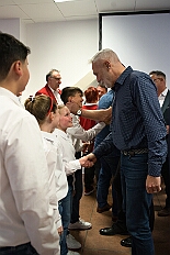 Prinzenwahl HDK 2025-04-11 DSC06391  Der HDK hat Gewählt - Toni I. mit Crew ist Prinz - Bei der Prinzenwahl im Kultur- und Bürgerzentrum Duisburg-Süd Steinhof Huckingen e.V. war Saal so voll, wie sonst nur in der Session. Se. designierte Tollität, Toni I., ziemlich nervös vor der Wahl der Präsidentenversammlung, präsentierte sich danach auf der Bühne doch schon recht souverän. Bei den vielen Mitgliedschaften in Vereinen, nicht nur im Karneval, waren eine große Schar von Gratulanten im Saal. Und, wir gratulieren auf diesem Weg auch der designierten Kinderprinzencrew mit Prinz Juls I., Prinzessin Aileen I., Hofmarschall Sami und Pagin Paula. : DVPJ, Toni I, Jules I., Prinz Karneval, Prinz, Prinzessin Aileen I., Hofmarschälle, Page, Pagen, Paginnen, HDK, Duisburg, Karneval, Helau, Tollität, Event, Session 2025, Session 2025, HDK Duisburg, Hauptausschuss, Hauptausschuss Karneval Duisburg, Duisburg ist echt