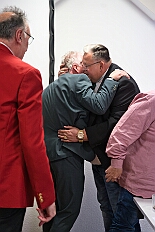 Prinzenwahl HDK 2025-04-11 DSC06412  Der HDK hat Gewählt - Toni I. mit Crew ist Prinz - Bei der Prinzenwahl im Kultur- und Bürgerzentrum Duisburg-Süd Steinhof Huckingen e.V. war Saal so voll, wie sonst nur in der Session. Se. designierte Tollität, Toni I., ziemlich nervös vor der Wahl der Präsidentenversammlung, präsentierte sich danach auf der Bühne doch schon recht souverän. Bei den vielen Mitgliedschaften in Vereinen, nicht nur im Karneval, waren eine große Schar von Gratulanten im Saal. Und, wir gratulieren auf diesem Weg auch der designierten Kinderprinzencrew mit Prinz Juls I., Prinzessin Aileen I., Hofmarschall Sami und Pagin Paula. : DVPJ, Toni I, Jules I., Prinz Karneval, Prinz, Prinzessin Aileen I., Hofmarschälle, Page, Pagen, Paginnen, HDK, Duisburg, Karneval, Helau, Tollität, Event, Session 2025, Session 2025, HDK Duisburg, Hauptausschuss, Hauptausschuss Karneval Duisburg, Duisburg ist echt