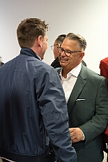 Prinzenwahl HDK 2025-04-11 DSC06414  Der HDK hat Gewählt - Toni I. mit Crew ist Prinz - Bei der Prinzenwahl im Kultur- und Bürgerzentrum Duisburg-Süd Steinhof Huckingen e.V. war Saal so voll, wie sonst nur in der Session. Se. designierte Tollität, Toni I., ziemlich nervös vor der Wahl der Präsidentenversammlung, präsentierte sich danach auf der Bühne doch schon recht souverän. Bei den vielen Mitgliedschaften in Vereinen, nicht nur im Karneval, waren eine große Schar von Gratulanten im Saal. Und, wir gratulieren auf diesem Weg auch der designierten Kinderprinzencrew mit Prinz Juls I., Prinzessin Aileen I., Hofmarschall Sami und Pagin Paula. : DVPJ, Toni I, Jules I., Prinz Karneval, Prinz, Prinzessin Aileen I., Hofmarschälle, Page, Pagen, Paginnen, HDK, Duisburg, Karneval, Helau, Tollität, Event, Session 2025, Session 2025, HDK Duisburg, Hauptausschuss, Hauptausschuss Karneval Duisburg, Duisburg ist echt