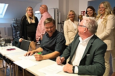 Prinzenwahl HDK 2025-04-11 DSC06447  Der HDK hat Gewählt - Toni I. mit Crew ist Prinz - Bei der Prinzenwahl im Kultur- und Bürgerzentrum Duisburg-Süd Steinhof Huckingen e.V. war Saal so voll, wie sonst nur in der Session. Se. designierte Tollität, Toni I., ziemlich nervös vor der Wahl der Präsidentenversammlung, präsentierte sich danach auf der Bühne doch schon recht souverän. Bei den vielen Mitgliedschaften in Vereinen, nicht nur im Karneval, waren eine große Schar von Gratulanten im Saal. Und, wir gratulieren auf diesem Weg auch der designierten Kinderprinzencrew mit Prinz Juls I., Prinzessin Aileen I., Hofmarschall Sami und Pagin Paula. : DVPJ, Toni I, Jules I., Prinz Karneval, Prinz, Prinzessin Aileen I., Hofmarschälle, Page, Pagen, Paginnen, HDK, Duisburg, Karneval, Helau, Tollität, Event, Session 2025, Session 2025, HDK Duisburg, Hauptausschuss, Hauptausschuss Karneval Duisburg, Duisburg ist echt