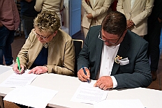 Prinzenwahl HDK 2025-04-11 DSC06454  Der HDK hat Gewählt - Toni I. mit Crew ist Prinz - Bei der Prinzenwahl im Kultur- und Bürgerzentrum Duisburg-Süd Steinhof Huckingen e.V. war Saal so voll, wie sonst nur in der Session. Se. designierte Tollität, Toni I., ziemlich nervös vor der Wahl der Präsidentenversammlung, präsentierte sich danach auf der Bühne doch schon recht souverän. Bei den vielen Mitgliedschaften in Vereinen, nicht nur im Karneval, waren eine große Schar von Gratulanten im Saal. Und, wir gratulieren auf diesem Weg auch der designierten Kinderprinzencrew mit Prinz Juls I., Prinzessin Aileen I., Hofmarschall Sami und Pagin Paula. : DVPJ, Toni I, Jules I., Prinz Karneval, Prinz, Prinzessin Aileen I., Hofmarschälle, Page, Pagen, Paginnen, HDK, Duisburg, Karneval, Helau, Tollität, Event, Session 2025, Session 2025, HDK Duisburg, Hauptausschuss, Hauptausschuss Karneval Duisburg, Duisburg ist echt