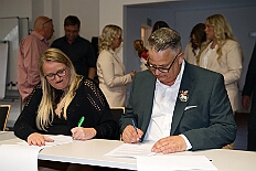 Prinzenwahl HDK 2025-04-11 DSC06461  Der HDK hat Gewählt - Toni I. mit Crew ist Prinz - Bei der Prinzenwahl im Kultur- und Bürgerzentrum Duisburg-Süd Steinhof Huckingen e.V. war Saal so voll, wie sonst nur in der Session. Se. designierte Tollität, Toni I., ziemlich nervös vor der Wahl der Präsidentenversammlung, präsentierte sich danach auf der Bühne doch schon recht souverän. Bei den vielen Mitgliedschaften in Vereinen, nicht nur im Karneval, waren eine große Schar von Gratulanten im Saal. Und, wir gratulieren auf diesem Weg auch der designierten Kinderprinzencrew mit Prinz Juls I., Prinzessin Aileen I., Hofmarschall Sami und Pagin Paula. : DVPJ, Toni I, Jules I., Prinz Karneval, Prinz, Prinzessin Aileen I., Hofmarschälle, Page, Pagen, Paginnen, HDK, Duisburg, Karneval, Helau, Tollität, Event, Session 2025, Session 2025, HDK Duisburg, Hauptausschuss, Hauptausschuss Karneval Duisburg, Duisburg ist echt