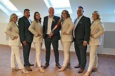 Prinzenwahl HDK 2025-04-11 DSC06469 (2)  Der HDK hat Gewählt - Toni I. mit Crew ist Prinz - Bei der Prinzenwahl im Kultur- und Bürgerzentrum Duisburg-Süd Steinhof Huckingen e.V. war Saal so voll, wie sonst nur in der Session. Se. designierte Tollität, Toni I., ziemlich nervös vor der Wahl der Präsidentenversammlung, präsentierte sich danach auf der Bühne doch schon recht souverän. Bei den vielen Mitgliedschaften in Vereinen, nicht nur im Karneval, waren eine große Schar von Gratulanten im Saal. Und, wir gratulieren auf diesem Weg auch der designierten Kinderprinzencrew mit Prinz Juls I., Prinzessin Aileen I., Hofmarschall Sami und Pagin Paula. : DVPJ, Toni I, Jules I., Prinz Karneval, Prinz, Prinzessin Aileen I., Hofmarschälle, Page, Pagen, Paginnen, HDK, Duisburg, Karneval, Helau, Tollität, Event, Session 2025, Session 2025, HDK Duisburg, Hauptausschuss, Hauptausschuss Karneval Duisburg, Duisburg ist echt