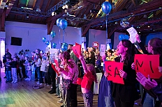 Prinzenwahl HDK 2025-04-11 DSC06492  Der HDK hat Gewählt - Toni I. mit Crew ist Prinz - Bei der Prinzenwahl im Kultur- und Bürgerzentrum Duisburg-Süd Steinhof Huckingen e.V. war Saal so voll, wie sonst nur in der Session. Se. designierte Tollität, Toni I., ziemlich nervös vor der Wahl der Präsidentenversammlung, präsentierte sich danach auf der Bühne doch schon recht souverän. Bei den vielen Mitgliedschaften in Vereinen, nicht nur im Karneval, waren eine große Schar von Gratulanten im Saal. Und, wir gratulieren auf diesem Weg auch der designierten Kinderprinzencrew mit Prinz Juls I., Prinzessin Aileen I., Hofmarschall Sami und Pagin Paula. : DVPJ, Toni I, Jules I., Prinz Karneval, Prinz, Prinzessin Aileen I., Hofmarschälle, Page, Pagen, Paginnen, HDK, Duisburg, Karneval, Helau, Tollität, Event, Session 2025, Session 2025, HDK Duisburg, Hauptausschuss, Hauptausschuss Karneval Duisburg, Duisburg ist echt