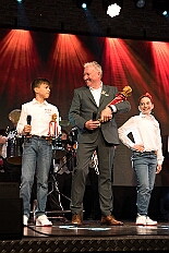 Prinzenwahl HDK 2025-04-11 DSC06506  Der HDK hat Gewählt - Toni I. mit Crew ist Prinz - Bei der Prinzenwahl im Kultur- und Bürgerzentrum Duisburg-Süd Steinhof Huckingen e.V. war Saal so voll, wie sonst nur in der Session. Se. designierte Tollität, Toni I., ziemlich nervös vor der Wahl der Präsidentenversammlung, präsentierte sich danach auf der Bühne doch schon recht souverän. Bei den vielen Mitgliedschaften in Vereinen, nicht nur im Karneval, waren eine große Schar von Gratulanten im Saal. Und, wir gratulieren auf diesem Weg auch der designierten Kinderprinzencrew mit Prinz Juls I., Prinzessin Aileen I., Hofmarschall Sami und Pagin Paula. : DVPJ, Toni I, Jules I., Prinz Karneval, Prinz, Prinzessin Aileen I., Hofmarschälle, Page, Pagen, Paginnen, HDK, Duisburg, Karneval, Helau, Tollität, Event, Session 2025, Session 2025, HDK Duisburg, Hauptausschuss, Hauptausschuss Karneval Duisburg, Duisburg ist echt