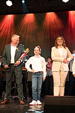 Prinzenwahl HDK 2025-04-11 DSC06536  Der HDK hat Gewählt - Toni I. mit Crew ist Prinz - Bei der Prinzenwahl im Kultur- und Bürgerzentrum Duisburg-Süd Steinhof Huckingen e.V. war Saal so voll, wie sonst nur in der Session. Se. designierte Tollität, Toni I., ziemlich nervös vor der Wahl der Präsidentenversammlung, präsentierte sich danach auf der Bühne doch schon recht souverän. Bei den vielen Mitgliedschaften in Vereinen, nicht nur im Karneval, waren eine große Schar von Gratulanten im Saal. Und, wir gratulieren auf diesem Weg auch der designierten Kinderprinzencrew mit Prinz Juls I., Prinzessin Aileen I., Hofmarschall Sami und Pagin Paula. : DVPJ, Toni I, Jules I., Prinz Karneval, Prinz, Prinzessin Aileen I., Hofmarschälle, Page, Pagen, Paginnen, HDK, Duisburg, Karneval, Helau, Tollität, Event, Session 2025, Session 2025, HDK Duisburg, Hauptausschuss, Hauptausschuss Karneval Duisburg, Duisburg ist echt