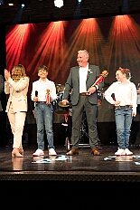 Prinzenwahl HDK 2025-04-11 DSC06544  Der HDK hat Gewählt - Toni I. mit Crew ist Prinz - Bei der Prinzenwahl im Kultur- und Bürgerzentrum Duisburg-Süd Steinhof Huckingen e.V. war Saal so voll, wie sonst nur in der Session. Se. designierte Tollität, Toni I., ziemlich nervös vor der Wahl der Präsidentenversammlung, präsentierte sich danach auf der Bühne doch schon recht souverän. Bei den vielen Mitgliedschaften in Vereinen, nicht nur im Karneval, waren eine große Schar von Gratulanten im Saal. Und, wir gratulieren auf diesem Weg auch der designierten Kinderprinzencrew mit Prinz Juls I., Prinzessin Aileen I., Hofmarschall Sami und Pagin Paula. : DVPJ, Toni I, Jules I., Prinz Karneval, Prinz, Prinzessin Aileen I., Hofmarschälle, Page, Pagen, Paginnen, HDK, Duisburg, Karneval, Helau, Tollität, Event, Session 2025, Session 2025, HDK Duisburg, Hauptausschuss, Hauptausschuss Karneval Duisburg, Duisburg ist echt