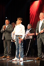 Prinzenwahl HDK 2025-04-11 DSC06547  Der HDK hat Gewählt - Toni I. mit Crew ist Prinz - Bei der Prinzenwahl im Kultur- und Bürgerzentrum Duisburg-Süd Steinhof Huckingen e.V. war Saal so voll, wie sonst nur in der Session. Se. designierte Tollität, Toni I., ziemlich nervös vor der Wahl der Präsidentenversammlung, präsentierte sich danach auf der Bühne doch schon recht souverän. Bei den vielen Mitgliedschaften in Vereinen, nicht nur im Karneval, waren eine große Schar von Gratulanten im Saal. Und, wir gratulieren auf diesem Weg auch der designierten Kinderprinzencrew mit Prinz Juls I., Prinzessin Aileen I., Hofmarschall Sami und Pagin Paula. : DVPJ, Toni I, Jules I., Prinz Karneval, Prinz, Prinzessin Aileen I., Hofmarschälle, Page, Pagen, Paginnen, HDK, Duisburg, Karneval, Helau, Tollität, Event, Session 2025, Session 2025, HDK Duisburg, Hauptausschuss, Hauptausschuss Karneval Duisburg, Duisburg ist echt