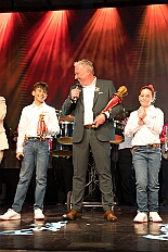 Prinzenwahl HDK 2025-04-11 DSC06564  Der HDK hat Gewählt - Toni I. mit Crew ist Prinz - Bei der Prinzenwahl im Kultur- und Bürgerzentrum Duisburg-Süd Steinhof Huckingen e.V. war Saal so voll, wie sonst nur in der Session. Se. designierte Tollität, Toni I., ziemlich nervös vor der Wahl der Präsidentenversammlung, präsentierte sich danach auf der Bühne doch schon recht souverän. Bei den vielen Mitgliedschaften in Vereinen, nicht nur im Karneval, waren eine große Schar von Gratulanten im Saal. Und, wir gratulieren auf diesem Weg auch der designierten Kinderprinzencrew mit Prinz Juls I., Prinzessin Aileen I., Hofmarschall Sami und Pagin Paula. : DVPJ, Toni I, Jules I., Prinz Karneval, Prinz, Prinzessin Aileen I., Hofmarschälle, Page, Pagen, Paginnen, HDK, Duisburg, Karneval, Helau, Tollität, Event, Session 2025, Session 2025, HDK Duisburg, Hauptausschuss, Hauptausschuss Karneval Duisburg, Duisburg ist echt