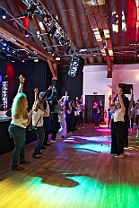 Prinzenwahl HDK 2025-04-11 DSC06987  Der HDK hat Gewählt - Toni I. mit Crew ist Prinz - Bei der Prinzenwahl im Kultur- und Bürgerzentrum Duisburg-Süd Steinhof Huckingen e.V. war Saal so voll, wie sonst nur in der Session. Se. designierte Tollität, Toni I., ziemlich nervös vor der Wahl der Präsidentenversammlung, präsentierte sich danach auf der Bühne doch schon recht souverän. Bei den vielen Mitgliedschaften in Vereinen, nicht nur im Karneval, waren eine große Schar von Gratulanten im Saal. Und, wir gratulieren auf diesem Weg auch der designierten Kinderprinzencrew mit Prinz Juls I., Prinzessin Aileen I., Hofmarschall Sami und Pagin Paula. : DVPJ, Toni I, Jules I., Prinz Karneval, Prinz, Prinzessin Aileen I., Hofmarschälle, Page, Pagen, Paginnen, HDK, Duisburg, Karneval, Helau, Tollität, Event, Session 2025, Session 2025, HDK Duisburg, Hauptausschuss, Hauptausschuss Karneval Duisburg, Duisburg ist echt