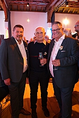 Prinzenwahl HDK 2025-04-11 DSC07011  Der HDK hat Gewählt - Toni I. mit Crew ist Prinz - Bei der Prinzenwahl im Kultur- und Bürgerzentrum Duisburg-Süd Steinhof Huckingen e.V. war Saal so voll, wie sonst nur in der Session. Se. designierte Tollität, Toni I., ziemlich nervös vor der Wahl der Präsidentenversammlung, präsentierte sich danach auf der Bühne doch schon recht souverän. Bei den vielen Mitgliedschaften in Vereinen, nicht nur im Karneval, waren eine große Schar von Gratulanten im Saal. Und, wir gratulieren auf diesem Weg auch der designierten Kinderprinzencrew mit Prinz Juls I., Prinzessin Aileen I., Hofmarschall Sami und Pagin Paula. : DVPJ, Toni I, Jules I., Prinz Karneval, Prinz, Prinzessin Aileen I., Hofmarschälle, Page, Pagen, Paginnen, HDK, Duisburg, Karneval, Helau, Tollität, Event, Session 2025, Session 2025, HDK Duisburg, Hauptausschuss, Hauptausschuss Karneval Duisburg, Duisburg ist echt