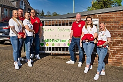 01 Osterf Narrenzunft 2025-04-19 01  Osterfeuer 2025 - Am Samstag 19. April starteten wir mit dem 1. Osterfeuer in Homberg bei der Narrenzunft. Das 2. Feuer wurde in Serm entfacht, dort vom Förderverein Herz-Jesu-Kirche und dem Löschzug 750 der freiwilligen Feuerwehr. Nach einem kurzen Hallo auf Gabi Koths Geburtstag stand in Ehingen das letzte Osterfeuer für den Samstag auf dem Program. Organisator der Bürgerverein Ehingen 1921 e.V. Sonntag dann das Osterfeuer der St. Sebastianus-Schützenbruderschaft Huckingen. : DVPJ, Toni I, Jules I., Prinz Karneval, Prinz, Prinzessin Aileen I., Hofmarschälle, Page, Pagen, Paginnen, HDK, Duisburg, Karneval, Helau, Tollität, Event, Session 2025, Session 2025, HDK Duisburg, Hauptausschuss, Hauptausschuss Karneval Duisburg, Duisburg ist echt