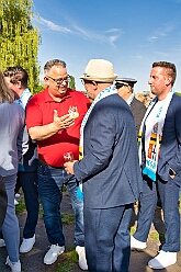 01 Osterf Narrenzunft 2025-04-19 02  Osterfeuer 2025 - Am Samstag 19. April starteten wir mit dem 1. Osterfeuer in Homberg bei der Narrenzunft. Das 2. Feuer wurde in Serm entfacht, dort vom Förderverein Herz-Jesu-Kirche und dem Löschzug 750 der freiwilligen Feuerwehr. Nach einem kurzen Hallo auf Gabi Koths Geburtstag stand in Ehingen das letzte Osterfeuer für den Samstag auf dem Program. Organisator der Bürgerverein Ehingen 1921 e.V. Sonntag dann das Osterfeuer der St. Sebastianus-Schützenbruderschaft Huckingen. : DVPJ, Toni I, Jules I., Prinz Karneval, Prinz, Prinzessin Aileen I., Hofmarschälle, Page, Pagen, Paginnen, HDK, Duisburg, Karneval, Helau, Tollität, Event, Session 2025, Session 2025, HDK Duisburg, Hauptausschuss, Hauptausschuss Karneval Duisburg, Duisburg ist echt