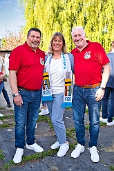 01 Osterf Narrenzunft 2025-04-19 03  Osterfeuer 2025 - Am Samstag 19. April starteten wir mit dem 1. Osterfeuer in Homberg bei der Narrenzunft. Das 2. Feuer wurde in Serm entfacht, dort vom Förderverein Herz-Jesu-Kirche und dem Löschzug 750 der freiwilligen Feuerwehr. Nach einem kurzen Hallo auf Gabi Koths Geburtstag stand in Ehingen das letzte Osterfeuer für den Samstag auf dem Program. Organisator der Bürgerverein Ehingen 1921 e.V. Sonntag dann das Osterfeuer der St. Sebastianus-Schützenbruderschaft Huckingen. : DVPJ, Toni I, Jules I., Prinz Karneval, Prinz, Prinzessin Aileen I., Hofmarschälle, Page, Pagen, Paginnen, HDK, Duisburg, Karneval, Helau, Tollität, Event, Session 2025, Session 2025, HDK Duisburg, Hauptausschuss, Hauptausschuss Karneval Duisburg, Duisburg ist echt