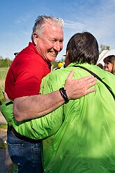 01 Osterf Narrenzunft 2025-04-19 04  Osterfeuer 2025 - Am Samstag 19. April starteten wir mit dem 1. Osterfeuer in Homberg bei der Narrenzunft. Das 2. Feuer wurde in Serm entfacht, dort vom Förderverein Herz-Jesu-Kirche und dem Löschzug 750 der freiwilligen Feuerwehr. Nach einem kurzen Hallo auf Gabi Koths Geburtstag stand in Ehingen das letzte Osterfeuer für den Samstag auf dem Program. Organisator der Bürgerverein Ehingen 1921 e.V. Sonntag dann das Osterfeuer der St. Sebastianus-Schützenbruderschaft Huckingen. : DVPJ, Toni I, Jules I., Prinz Karneval, Prinz, Prinzessin Aileen I., Hofmarschälle, Page, Pagen, Paginnen, HDK, Duisburg, Karneval, Helau, Tollität, Event, Session 2025, Session 2025, HDK Duisburg, Hauptausschuss, Hauptausschuss Karneval Duisburg, Duisburg ist echt