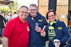 01 Osterf Narrenzunft 2025-04-19 08  Osterfeuer 2025 - Am Samstag 19. April starteten wir mit dem 1. Osterfeuer in Homberg bei der Narrenzunft. Das 2. Feuer wurde in Serm entfacht, dort vom Förderverein Herz-Jesu-Kirche und dem Löschzug 750 der freiwilligen Feuerwehr. Nach einem kurzen Hallo auf Gabi Koths Geburtstag stand in Ehingen das letzte Osterfeuer für den Samstag auf dem Program. Organisator der Bürgerverein Ehingen 1921 e.V. Sonntag dann das Osterfeuer der St. Sebastianus-Schützenbruderschaft Huckingen. : DVPJ, Toni I, Jules I., Prinz Karneval, Prinz, Prinzessin Aileen I., Hofmarschälle, Page, Pagen, Paginnen, HDK, Duisburg, Karneval, Helau, Tollität, Event, Session 2025, Session 2025, HDK Duisburg, Hauptausschuss, Hauptausschuss Karneval Duisburg, Duisburg ist echt