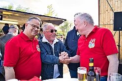 01 Osterf Narrenzunft 2025-04-19 09  Osterfeuer 2025 - Am Samstag 19. April starteten wir mit dem 1. Osterfeuer in Homberg bei der Narrenzunft. Das 2. Feuer wurde in Serm entfacht, dort vom Förderverein Herz-Jesu-Kirche und dem Löschzug 750 der freiwilligen Feuerwehr. Nach einem kurzen Hallo auf Gabi Koths Geburtstag stand in Ehingen das letzte Osterfeuer für den Samstag auf dem Program. Organisator der Bürgerverein Ehingen 1921 e.V. Sonntag dann das Osterfeuer der St. Sebastianus-Schützenbruderschaft Huckingen. : DVPJ, Toni I, Jules I., Prinz Karneval, Prinz, Prinzessin Aileen I., Hofmarschälle, Page, Pagen, Paginnen, HDK, Duisburg, Karneval, Helau, Tollität, Event, Session 2025, Session 2025, HDK Duisburg, Hauptausschuss, Hauptausschuss Karneval Duisburg, Duisburg ist echt