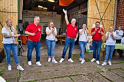01 Osterf Narrenzunft 2025-04-19 14  Osterfeuer 2025 - Am Samstag 19. April starteten wir mit dem 1. Osterfeuer in Homberg bei der Narrenzunft. Das 2. Feuer wurde in Serm entfacht, dort vom Förderverein Herz-Jesu-Kirche und dem Löschzug 750 der freiwilligen Feuerwehr. Nach einem kurzen Hallo auf Gabi Koths Geburtstag stand in Ehingen das letzte Osterfeuer für den Samstag auf dem Program. Organisator der Bürgerverein Ehingen 1921 e.V. Sonntag dann das Osterfeuer der St. Sebastianus-Schützenbruderschaft Huckingen. : DVPJ, Toni I, Jules I., Prinz Karneval, Prinz, Prinzessin Aileen I., Hofmarschälle, Page, Pagen, Paginnen, HDK, Duisburg, Karneval, Helau, Tollität, Event, Session 2025, Session 2025, HDK Duisburg, Hauptausschuss, Hauptausschuss Karneval Duisburg, Duisburg ist echt