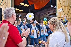 01 Osterf Narrenzunft 2025-04-19 16  Osterfeuer 2025 - Am Samstag 19. April starteten wir mit dem 1. Osterfeuer in Homberg bei der Narrenzunft. Das 2. Feuer wurde in Serm entfacht, dort vom Förderverein Herz-Jesu-Kirche und dem Löschzug 750 der freiwilligen Feuerwehr. Nach einem kurzen Hallo auf Gabi Koths Geburtstag stand in Ehingen das letzte Osterfeuer für den Samstag auf dem Program. Organisator der Bürgerverein Ehingen 1921 e.V. Sonntag dann das Osterfeuer der St. Sebastianus-Schützenbruderschaft Huckingen. : DVPJ, Toni I, Jules I., Prinz Karneval, Prinz, Prinzessin Aileen I., Hofmarschälle, Page, Pagen, Paginnen, HDK, Duisburg, Karneval, Helau, Tollität, Event, Session 2025, Session 2025, HDK Duisburg, Hauptausschuss, Hauptausschuss Karneval Duisburg, Duisburg ist echt