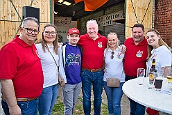 01 Osterf Narrenzunft 2025-04-19 17  Osterfeuer 2025 - Am Samstag 19. April starteten wir mit dem 1. Osterfeuer in Homberg bei der Narrenzunft. Das 2. Feuer wurde in Serm entfacht, dort vom Förderverein Herz-Jesu-Kirche und dem Löschzug 750 der freiwilligen Feuerwehr. Nach einem kurzen Hallo auf Gabi Koths Geburtstag stand in Ehingen das letzte Osterfeuer für den Samstag auf dem Program. Organisator der Bürgerverein Ehingen 1921 e.V. Sonntag dann das Osterfeuer der St. Sebastianus-Schützenbruderschaft Huckingen. : DVPJ, Toni I, Jules I., Prinz Karneval, Prinz, Prinzessin Aileen I., Hofmarschälle, Page, Pagen, Paginnen, HDK, Duisburg, Karneval, Helau, Tollität, Event, Session 2025, Session 2025, HDK Duisburg, Hauptausschuss, Hauptausschuss Karneval Duisburg, Duisburg ist echt