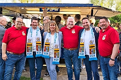 01 Osterf Narrenzunft 2025-04-19 18  Osterfeuer 2025 - Am Samstag 19. April starteten wir mit dem 1. Osterfeuer in Homberg bei der Narrenzunft. Das 2. Feuer wurde in Serm entfacht, dort vom Förderverein Herz-Jesu-Kirche und dem Löschzug 750 der freiwilligen Feuerwehr. Nach einem kurzen Hallo auf Gabi Koths Geburtstag stand in Ehingen das letzte Osterfeuer für den Samstag auf dem Program. Organisator der Bürgerverein Ehingen 1921 e.V. Sonntag dann das Osterfeuer der St. Sebastianus-Schützenbruderschaft Huckingen. : DVPJ, Toni I, Jules I., Prinz Karneval, Prinz, Prinzessin Aileen I., Hofmarschälle, Page, Pagen, Paginnen, HDK, Duisburg, Karneval, Helau, Tollität, Event, Session 2025, Session 2025, HDK Duisburg, Hauptausschuss, Hauptausschuss Karneval Duisburg, Duisburg ist echt