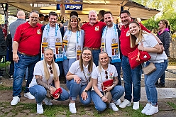 01 Osterf Narrenzunft 2025-04-19 19  Osterfeuer 2025 - Am Samstag 19. April starteten wir mit dem 1. Osterfeuer in Homberg bei der Narrenzunft. Das 2. Feuer wurde in Serm entfacht, dort vom Förderverein Herz-Jesu-Kirche und dem Löschzug 750 der freiwilligen Feuerwehr. Nach einem kurzen Hallo auf Gabi Koths Geburtstag stand in Ehingen das letzte Osterfeuer für den Samstag auf dem Program. Organisator der Bürgerverein Ehingen 1921 e.V. Sonntag dann das Osterfeuer der St. Sebastianus-Schützenbruderschaft Huckingen. : DVPJ, Toni I, Jules I., Prinz Karneval, Prinz, Prinzessin Aileen I., Hofmarschälle, Page, Pagen, Paginnen, HDK, Duisburg, Karneval, Helau, Tollität, Event, Session 2025, Session 2025, HDK Duisburg, Hauptausschuss, Hauptausschuss Karneval Duisburg, Duisburg ist echt