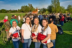 01 Osterf Narrenzunft 2025-04-19 20  Osterfeuer 2025 - Am Samstag 19. April starteten wir mit dem 1. Osterfeuer in Homberg bei der Narrenzunft. Das 2. Feuer wurde in Serm entfacht, dort vom Förderverein Herz-Jesu-Kirche und dem Löschzug 750 der freiwilligen Feuerwehr. Nach einem kurzen Hallo auf Gabi Koths Geburtstag stand in Ehingen das letzte Osterfeuer für den Samstag auf dem Program. Organisator der Bürgerverein Ehingen 1921 e.V. Sonntag dann das Osterfeuer der St. Sebastianus-Schützenbruderschaft Huckingen. : DVPJ, Toni I, Jules I., Prinz Karneval, Prinz, Prinzessin Aileen I., Hofmarschälle, Page, Pagen, Paginnen, HDK, Duisburg, Karneval, Helau, Tollität, Event, Session 2025, Session 2025, HDK Duisburg, Hauptausschuss, Hauptausschuss Karneval Duisburg, Duisburg ist echt