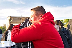 02 Osterf HerzJesuSerm 2025-04-19 01  Osterfeuer 2025 - Am Samstag 19. April starteten wir mit dem 1. Osterfeuer in Homberg bei der Narrenzunft. Das 2. Feuer wurde in Serm entfacht, dort vom Förderverein Herz-Jesu-Kirche und dem Löschzug 750 der freiwilligen Feuerwehr. Nach einem kurzen Hallo auf Gabi Koths Geburtstag stand in Ehingen das letzte Osterfeuer für den Samstag auf dem Program. Organisator der Bürgerverein Ehingen 1921 e.V. Sonntag dann das Osterfeuer der St. Sebastianus-Schützenbruderschaft Huckingen. : DVPJ, Toni I, Jules I., Prinz Karneval, Prinz, Prinzessin Aileen I., Hofmarschälle, Page, Pagen, Paginnen, HDK, Duisburg, Karneval, Helau, Tollität, Event, Session 2025, Session 2025, HDK Duisburg, Hauptausschuss, Hauptausschuss Karneval Duisburg, Duisburg ist echt