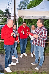 04 Osterf BV Ehingen 2025-04-19 DSC09789  Osterfeuer 2025 - Am Samstag 19. April starteten wir mit dem 1. Osterfeuer in Homberg bei der Narrenzunft. Das 2. Feuer wurde in Serm entfacht, dort vom Förderverein Herz-Jesu-Kirche und dem Löschzug 750 der freiwilligen Feuerwehr. Nach einem kurzen Hallo auf Gabi Koths Geburtstag stand in Ehingen das letzte Osterfeuer für den Samstag auf dem Program. Organisator der Bürgerverein Ehingen 1921 e.V. Sonntag dann das Osterfeuer der St. Sebastianus-Schützenbruderschaft Huckingen. : DVPJ, Toni I, Jules I., Prinz Karneval, Prinz, Prinzessin Aileen I., Hofmarschälle, Page, Pagen, Paginnen, HDK, Duisburg, Karneval, Helau, Tollität, Event, Session 2025, Session 2025, HDK Duisburg, Hauptausschuss, Hauptausschuss Karneval Duisburg, Duisburg ist echt