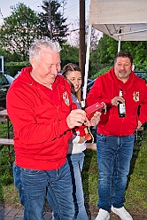 04 Osterf BV Ehingen 2025-04-19 DSC09796  Osterfeuer 2025 - Am Samstag 19. April starteten wir mit dem 1. Osterfeuer in Homberg bei der Narrenzunft. Das 2. Feuer wurde in Serm entfacht, dort vom Förderverein Herz-Jesu-Kirche und dem Löschzug 750 der freiwilligen Feuerwehr. Nach einem kurzen Hallo auf Gabi Koths Geburtstag stand in Ehingen das letzte Osterfeuer für den Samstag auf dem Program. Organisator der Bürgerverein Ehingen 1921 e.V. Sonntag dann das Osterfeuer der St. Sebastianus-Schützenbruderschaft Huckingen. : DVPJ, Toni I, Jules I., Prinz Karneval, Prinz, Prinzessin Aileen I., Hofmarschälle, Page, Pagen, Paginnen, HDK, Duisburg, Karneval, Helau, Tollität, Event, Session 2025, Session 2025, HDK Duisburg, Hauptausschuss, Hauptausschuss Karneval Duisburg, Duisburg ist echt