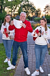 04 Osterf BV Ehingen 2025-04-19 DSC09809  Osterfeuer 2025 - Am Samstag 19. April starteten wir mit dem 1. Osterfeuer in Homberg bei der Narrenzunft. Das 2. Feuer wurde in Serm entfacht, dort vom Förderverein Herz-Jesu-Kirche und dem Löschzug 750 der freiwilligen Feuerwehr. Nach einem kurzen Hallo auf Gabi Koths Geburtstag stand in Ehingen das letzte Osterfeuer für den Samstag auf dem Program. Organisator der Bürgerverein Ehingen 1921 e.V. Sonntag dann das Osterfeuer der St. Sebastianus-Schützenbruderschaft Huckingen. : DVPJ, Toni I, Jules I., Prinz Karneval, Prinz, Prinzessin Aileen I., Hofmarschälle, Page, Pagen, Paginnen, HDK, Duisburg, Karneval, Helau, Tollität, Event, Session 2025, Session 2025, HDK Duisburg, Hauptausschuss, Hauptausschuss Karneval Duisburg, Duisburg ist echt