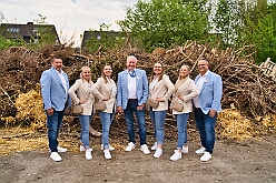 05 Osterf SchuetzenHuckingen 2025-04-19 01  Osterfeuer 2025 - Am Samstag 19. April starteten wir mit dem 1. Osterfeuer in Homberg bei der Narrenzunft. Das 2. Feuer wurde in Serm entfacht, dort vom Förderverein Herz-Jesu-Kirche und dem Löschzug 750 der freiwilligen Feuerwehr. Nach einem kurzen Hallo auf Gabi Koths Geburtstag stand in Ehingen das letzte Osterfeuer für den Samstag auf dem Program. Organisator der Bürgerverein Ehingen 1921 e.V. Sonntag dann das Osterfeuer der St. Sebastianus-Schützenbruderschaft Huckingen. : DVPJ, Toni I, Jules I., Prinz Karneval, Prinz, Prinzessin Aileen I., Hofmarschälle, Page, Pagen, Paginnen, HDK, Duisburg, Karneval, Helau, Tollität, Event, Session 2025, Session 2025, HDK Duisburg, Hauptausschuss, Hauptausschuss Karneval Duisburg, Duisburg ist echt