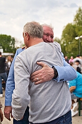 05 Osterf SchuetzenHuckingen 2025-04-19 03  Osterfeuer 2025 - Am Samstag 19. April starteten wir mit dem 1. Osterfeuer in Homberg bei der Narrenzunft. Das 2. Feuer wurde in Serm entfacht, dort vom Förderverein Herz-Jesu-Kirche und dem Löschzug 750 der freiwilligen Feuerwehr. Nach einem kurzen Hallo auf Gabi Koths Geburtstag stand in Ehingen das letzte Osterfeuer für den Samstag auf dem Program. Organisator der Bürgerverein Ehingen 1921 e.V. Sonntag dann das Osterfeuer der St. Sebastianus-Schützenbruderschaft Huckingen. : DVPJ, Toni I, Jules I., Prinz Karneval, Prinz, Prinzessin Aileen I., Hofmarschälle, Page, Pagen, Paginnen, HDK, Duisburg, Karneval, Helau, Tollität, Event, Session 2025, Session 2025, HDK Duisburg, Hauptausschuss, Hauptausschuss Karneval Duisburg, Duisburg ist echt