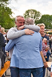 05 Osterf SchuetzenHuckingen 2025-04-19 04  Osterfeuer 2025 - Am Samstag 19. April starteten wir mit dem 1. Osterfeuer in Homberg bei der Narrenzunft. Das 2. Feuer wurde in Serm entfacht, dort vom Förderverein Herz-Jesu-Kirche und dem Löschzug 750 der freiwilligen Feuerwehr. Nach einem kurzen Hallo auf Gabi Koths Geburtstag stand in Ehingen das letzte Osterfeuer für den Samstag auf dem Program. Organisator der Bürgerverein Ehingen 1921 e.V. Sonntag dann das Osterfeuer der St. Sebastianus-Schützenbruderschaft Huckingen. : DVPJ, Toni I, Jules I., Prinz Karneval, Prinz, Prinzessin Aileen I., Hofmarschälle, Page, Pagen, Paginnen, HDK, Duisburg, Karneval, Helau, Tollität, Event, Session 2025, Session 2025, HDK Duisburg, Hauptausschuss, Hauptausschuss Karneval Duisburg, Duisburg ist echt