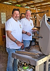 01 Logenparty M Krebs 2025-05-10 01  Tour am Samstag 10. Mai - Wir beginnen die Tour im Garten von Katrin und Pavel (Weger), die Betreuer der Kinderprinzencrew, mit Markus Krebs und seinen Logengästen bei einer Grillparty. Danach geht es nach Laar wo die KG der Rot-Goldenen ihr traditionelles Maifest feiert. Weiter zur Baerler Mühle (Lohmühle), dort lässt die Bürger-Schützengesellschaft Baerl ihren Ausmarsch ausklingen. Nach kurzem Besuch bei Toni’s Kegelbrüdern im Lifestyle geht es nach Bissingheim zum „Hippen-Grillen“ in Ulrike und Reinhard Rüster’s Garten. : DVPJ, Toni I, Jules I., Prinz Karneval, Prinz, Prinzessin Aileen I., Hofmarschälle, Page, Pagen, Paginnen, HDK, Duisburg, Karneval, Helau, Tollität, Event, Session 2025, Session 2025, HDK Duisburg, Hauptausschuss, Hauptausschuss Karneval Duisburg, Duisburg ist echt