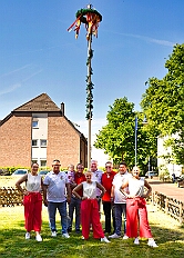 02 Maifest KG RG Laar 2025-05-10 01  Tour am Samstag 10. Mai - Wir beginnen die Tour im Garten von Katrin und Pavel (Weger), die Betreuer der Kinderprinzencrew, mit Markus Krebs und seinen Logengästen bei einer Grillparty. Danach geht es nach Laar wo die KG der Rot-Goldenen ihr traditionelles Maifest feiert. Weiter zur Baerler Mühle (Lohmühle), dort lässt die Bürger-Schützengesellschaft Baerl ihren Ausmarsch ausklingen. Nach kurzem Besuch bei Toni’s Kegelbrüdern im Lifestyle geht es nach Bissingheim zum „Hippen-Grillen“ in Ulrike und Reinhard Rüster’s Garten. : DVPJ, Toni I, Jules I., Prinz Karneval, Prinz, Prinzessin Aileen I., Hofmarschälle, Page, Pagen, Paginnen, HDK, Duisburg, Karneval, Helau, Tollität, Event, Session 2025, Session 2025, HDK Duisburg, Hauptausschuss, Hauptausschuss Karneval Duisburg, Duisburg ist echt