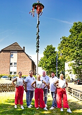 02 Maifest KG RG Laar 2025-05-10 02  Tour am Samstag 10. Mai - Wir beginnen die Tour im Garten von Katrin und Pavel (Weger), die Betreuer der Kinderprinzencrew, mit Markus Krebs und seinen Logengästen bei einer Grillparty. Danach geht es nach Laar wo die KG der Rot-Goldenen ihr traditionelles Maifest feiert. Weiter zur Baerler Mühle (Lohmühle), dort lässt die Bürger-Schützengesellschaft Baerl ihren Ausmarsch ausklingen. Nach kurzem Besuch bei Toni’s Kegelbrüdern im Lifestyle geht es nach Bissingheim zum „Hippen-Grillen“ in Ulrike und Reinhard Rüster’s Garten. : DVPJ, Toni I, Jules I., Prinz Karneval, Prinz, Prinzessin Aileen I., Hofmarschälle, Page, Pagen, Paginnen, HDK, Duisburg, Karneval, Helau, Tollität, Event, Session 2025, Session 2025, HDK Duisburg, Hauptausschuss, Hauptausschuss Karneval Duisburg, Duisburg ist echt