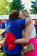 02 Maifest KG RG Laar 2025-05-10 03  Tour am Samstag 10. Mai - Wir beginnen die Tour im Garten von Katrin und Pavel (Weger), die Betreuer der Kinderprinzencrew, mit Markus Krebs und seinen Logengästen bei einer Grillparty. Danach geht es nach Laar wo die KG der Rot-Goldenen ihr traditionelles Maifest feiert. Weiter zur Baerler Mühle (Lohmühle), dort lässt die Bürger-Schützengesellschaft Baerl ihren Ausmarsch ausklingen. Nach kurzem Besuch bei Toni’s Kegelbrüdern im Lifestyle geht es nach Bissingheim zum „Hippen-Grillen“ in Ulrike und Reinhard Rüster’s Garten. : DVPJ, Toni I, Jules I., Prinz Karneval, Prinz, Prinzessin Aileen I., Hofmarschälle, Page, Pagen, Paginnen, HDK, Duisburg, Karneval, Helau, Tollität, Event, Session 2025, Session 2025, HDK Duisburg, Hauptausschuss, Hauptausschuss Karneval Duisburg, Duisburg ist echt