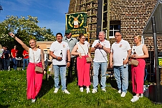 03 BSG Baerl 2025-05-10 03  Tour am Samstag 10. Mai - Wir beginnen die Tour im Garten von Katrin und Pavel (Weger), die Betreuer der Kinderprinzencrew, mit Markus Krebs und seinen Logengästen bei einer Grillparty. Danach geht es nach Laar wo die KG der Rot-Goldenen ihr traditionelles Maifest feiert. Weiter zur Baerler Mühle (Lohmühle), dort lässt die Bürger-Schützengesellschaft Baerl ihren Ausmarsch ausklingen. Nach kurzem Besuch bei Toni’s Kegelbrüdern im Lifestyle geht es nach Bissingheim zum „Hippen-Grillen“ in Ulrike und Reinhard Rüster’s Garten. : DVPJ, Toni I, Jules I., Prinz Karneval, Prinz, Prinzessin Aileen I., Hofmarschälle, Page, Pagen, Paginnen, HDK, Duisburg, Karneval, Helau, Tollität, Event, Session 2025, Session 2025, HDK Duisburg, Hauptausschuss, Hauptausschuss Karneval Duisburg, Duisburg ist echt