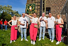 03 BSG Baerl 2025-05-10 04  Tour am Samstag 10. Mai - Wir beginnen die Tour im Garten von Katrin und Pavel (Weger), die Betreuer der Kinderprinzencrew, mit Markus Krebs und seinen Logengästen bei einer Grillparty. Danach geht es nach Laar wo die KG der Rot-Goldenen ihr traditionelles Maifest feiert. Weiter zur Baerler Mühle (Lohmühle), dort lässt die Bürger-Schützengesellschaft Baerl ihren Ausmarsch ausklingen. Nach kurzem Besuch bei Toni’s Kegelbrüdern im Lifestyle geht es nach Bissingheim zum „Hippen-Grillen“ in Ulrike und Reinhard Rüster’s Garten. : DVPJ, Toni I, Jules I., Prinz Karneval, Prinz, Prinzessin Aileen I., Hofmarschälle, Page, Pagen, Paginnen, HDK, Duisburg, Karneval, Helau, Tollität, Event, Session 2025, Session 2025, HDK Duisburg, Hauptausschuss, Hauptausschuss Karneval Duisburg, Duisburg ist echt