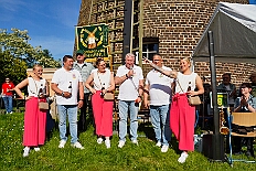 03 BSG Baerl 2025-05-10 05  Tour am Samstag 10. Mai - Wir beginnen die Tour im Garten von Katrin und Pavel (Weger), die Betreuer der Kinderprinzencrew, mit Markus Krebs und seinen Logengästen bei einer Grillparty. Danach geht es nach Laar wo die KG der Rot-Goldenen ihr traditionelles Maifest feiert. Weiter zur Baerler Mühle (Lohmühle), dort lässt die Bürger-Schützengesellschaft Baerl ihren Ausmarsch ausklingen. Nach kurzem Besuch bei Toni’s Kegelbrüdern im Lifestyle geht es nach Bissingheim zum „Hippen-Grillen“ in Ulrike und Reinhard Rüster’s Garten. : DVPJ, Toni I, Jules I., Prinz Karneval, Prinz, Prinzessin Aileen I., Hofmarschälle, Page, Pagen, Paginnen, HDK, Duisburg, Karneval, Helau, Tollität, Event, Session 2025, Session 2025, HDK Duisburg, Hauptausschuss, Hauptausschuss Karneval Duisburg, Duisburg ist echt