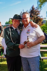 03 BSG Baerl 2025-05-10 09  Tour am Samstag 10. Mai - Wir beginnen die Tour im Garten von Katrin und Pavel (Weger), die Betreuer der Kinderprinzencrew, mit Markus Krebs und seinen Logengästen bei einer Grillparty. Danach geht es nach Laar wo die KG der Rot-Goldenen ihr traditionelles Maifest feiert. Weiter zur Baerler Mühle (Lohmühle), dort lässt die Bürger-Schützengesellschaft Baerl ihren Ausmarsch ausklingen. Nach kurzem Besuch bei Toni’s Kegelbrüdern im Lifestyle geht es nach Bissingheim zum „Hippen-Grillen“ in Ulrike und Reinhard Rüster’s Garten. : DVPJ, Toni I, Jules I., Prinz Karneval, Prinz, Prinzessin Aileen I., Hofmarschälle, Page, Pagen, Paginnen, HDK, Duisburg, Karneval, Helau, Tollität, Event, Session 2025, Session 2025, HDK Duisburg, Hauptausschuss, Hauptausschuss Karneval Duisburg, Duisburg ist echt