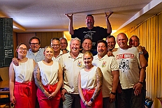 04 Kegelb Lifestyle 2025-05-10 02  Tour am Samstag 10. Mai - Wir beginnen die Tour im Garten von Katrin und Pavel (Weger), die Betreuer der Kinderprinzencrew, mit Markus Krebs und seinen Logengästen bei einer Grillparty. Danach geht es nach Laar wo die KG der Rot-Goldenen ihr traditionelles Maifest feiert. Weiter zur Baerler Mühle (Lohmühle), dort lässt die Bürger-Schützengesellschaft Baerl ihren Ausmarsch ausklingen. Nach kurzem Besuch bei Toni’s Kegelbrüdern im Lifestyle geht es nach Bissingheim zum „Hippen-Grillen“ in Ulrike und Reinhard Rüster’s Garten. : DVPJ, Toni I, Jules I., Prinz Karneval, Prinz, Prinzessin Aileen I., Hofmarschälle, Page, Pagen, Paginnen, HDK, Duisburg, Karneval, Helau, Tollität, Event, Session 2025, Session 2025, HDK Duisburg, Hauptausschuss, Hauptausschuss Karneval Duisburg, Duisburg ist echt