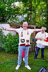 05 KG OpDeHippeHoeh 2025-05-10 02  Tour am Samstag 10. Mai - Wir beginnen die Tour im Garten von Katrin und Pavel (Weger), die Betreuer der Kinderprinzencrew, mit Markus Krebs und seinen Logengästen bei einer Grillparty. Danach geht es nach Laar wo die KG der Rot-Goldenen ihr traditionelles Maifest feiert. Weiter zur Baerler Mühle (Lohmühle), dort lässt die Bürger-Schützengesellschaft Baerl ihren Ausmarsch ausklingen. Nach kurzem Besuch bei Toni’s Kegelbrüdern im Lifestyle geht es nach Bissingheim zum „Hippen-Grillen“ in Ulrike und Reinhard Rüster’s Garten. : DVPJ, Toni I, Jules I., Prinz Karneval, Prinz, Prinzessin Aileen I., Hofmarschälle, Page, Pagen, Paginnen, HDK, Duisburg, Karneval, Helau, Tollität, Event, Session 2025, Session 2025, HDK Duisburg, Hauptausschuss, Hauptausschuss Karneval Duisburg, Duisburg ist echt