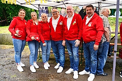 01 Schuetzen MuendlEhingen 2025-06-07 01  Schützenfeste am Pfingstsamstag - Wir waren gleich zweimal Gäste bei den Schützenbruderschaften im Duisburger Süden. Am Nachmittag besuchten wir das Königs- und Prinzenschießen der St. Sebastianus Schützenbruderschaft Mündelheim/Ehingen 1712 E.V. im „Ehinger Wäldchen“. Auf dem Weg dann nach Großenbaum ein Stop bei Tonis Kegelbrüdern, Geburtstagsüberraschung. Danach dann zum Schützenplatz an der Saaner Straße um das 114. Schützen- und Volksfest der St. Hubertus Schützenbruderschaft 1911 e.V.  zu besuchen.Das wechselhafte Wetter tat der Stimmung keinen Abbruch. : DVPJ, Toni I, Jules I., Prinz Karneval, Prinz, Prinzessin Aileen I., Hofmarschälle, Page, Pagen, Paginnen, HDK, Duisburg, Karneval, Helau, Tollität, Event, Session 2025, Session 2025, HDK Duisburg, Hauptausschuss, Hauptausschuss Karneval Duisburg, Duisburg ist echt