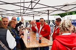 01 Schuetzen MuendlEhingen 2025-06-07 02  Schützenfeste am Pfingstsamstag - Wir waren gleich zweimal Gäste bei den Schützenbruderschaften im Duisburger Süden. Am Nachmittag besuchten wir das Königs- und Prinzenschießen der St. Sebastianus Schützenbruderschaft Mündelheim/Ehingen 1712 E.V. im „Ehinger Wäldchen“. Auf dem Weg dann nach Großenbaum ein Stop bei Tonis Kegelbrüdern, Geburtstagsüberraschung. Danach dann zum Schützenplatz an der Saaner Straße um das 114. Schützen- und Volksfest der St. Hubertus Schützenbruderschaft 1911 e.V.  zu besuchen.Das wechselhafte Wetter tat der Stimmung keinen Abbruch. : DVPJ, Toni I, Jules I., Prinz Karneval, Prinz, Prinzessin Aileen I., Hofmarschälle, Page, Pagen, Paginnen, HDK, Duisburg, Karneval, Helau, Tollität, Event, Session 2025, Session 2025, HDK Duisburg, Hauptausschuss, Hauptausschuss Karneval Duisburg, Duisburg ist echt