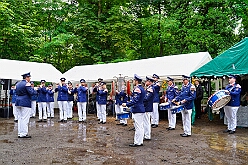 01 Schuetzen MuendlEhingen 2025-06-07 03  Schützenfeste am Pfingstsamstag - Wir waren gleich zweimal Gäste bei den Schützenbruderschaften im Duisburger Süden. Am Nachmittag besuchten wir das Königs- und Prinzenschießen der St. Sebastianus Schützenbruderschaft Mündelheim/Ehingen 1712 E.V. im „Ehinger Wäldchen“. Auf dem Weg dann nach Großenbaum ein Stop bei Tonis Kegelbrüdern, Geburtstagsüberraschung. Danach dann zum Schützenplatz an der Saaner Straße um das 114. Schützen- und Volksfest der St. Hubertus Schützenbruderschaft 1911 e.V.  zu besuchen.Das wechselhafte Wetter tat der Stimmung keinen Abbruch. : DVPJ, Toni I, Jules I., Prinz Karneval, Prinz, Prinzessin Aileen I., Hofmarschälle, Page, Pagen, Paginnen, HDK, Duisburg, Karneval, Helau, Tollität, Event, Session 2025, Session 2025, HDK Duisburg, Hauptausschuss, Hauptausschuss Karneval Duisburg, Duisburg ist echt