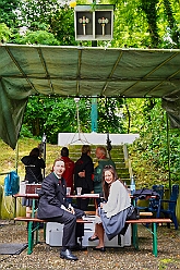01 Schuetzen MuendlEhingen 2025-06-07 04  Schützenfeste am Pfingstsamstag - Wir waren gleich zweimal Gäste bei den Schützenbruderschaften im Duisburger Süden. Am Nachmittag besuchten wir das Königs- und Prinzenschießen der St. Sebastianus Schützenbruderschaft Mündelheim/Ehingen 1712 E.V. im „Ehinger Wäldchen“. Auf dem Weg dann nach Großenbaum ein Stop bei Tonis Kegelbrüdern, Geburtstagsüberraschung. Danach dann zum Schützenplatz an der Saaner Straße um das 114. Schützen- und Volksfest der St. Hubertus Schützenbruderschaft 1911 e.V.  zu besuchen.Das wechselhafte Wetter tat der Stimmung keinen Abbruch. : DVPJ, Toni I, Jules I., Prinz Karneval, Prinz, Prinzessin Aileen I., Hofmarschälle, Page, Pagen, Paginnen, HDK, Duisburg, Karneval, Helau, Tollität, Event, Session 2025, Session 2025, HDK Duisburg, Hauptausschuss, Hauptausschuss Karneval Duisburg, Duisburg ist echt