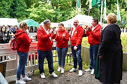 01 Schuetzen MuendlEhingen 2025-06-07 05  Schützenfeste am Pfingstsamstag - Wir waren gleich zweimal Gäste bei den Schützenbruderschaften im Duisburger Süden. Am Nachmittag besuchten wir das Königs- und Prinzenschießen der St. Sebastianus Schützenbruderschaft Mündelheim/Ehingen 1712 E.V. im „Ehinger Wäldchen“. Auf dem Weg dann nach Großenbaum ein Stop bei Tonis Kegelbrüdern, Geburtstagsüberraschung. Danach dann zum Schützenplatz an der Saaner Straße um das 114. Schützen- und Volksfest der St. Hubertus Schützenbruderschaft 1911 e.V.  zu besuchen.Das wechselhafte Wetter tat der Stimmung keinen Abbruch. : DVPJ, Toni I, Jules I., Prinz Karneval, Prinz, Prinzessin Aileen I., Hofmarschälle, Page, Pagen, Paginnen, HDK, Duisburg, Karneval, Helau, Tollität, Event, Session 2025, Session 2025, HDK Duisburg, Hauptausschuss, Hauptausschuss Karneval Duisburg, Duisburg ist echt