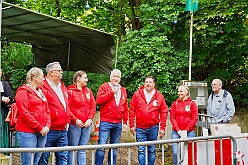 01 Schuetzen MuendlEhingen 2025-06-07 06  Schützenfeste am Pfingstsamstag - Wir waren gleich zweimal Gäste bei den Schützenbruderschaften im Duisburger Süden. Am Nachmittag besuchten wir das Königs- und Prinzenschießen der St. Sebastianus Schützenbruderschaft Mündelheim/Ehingen 1712 E.V. im „Ehinger Wäldchen“. Auf dem Weg dann nach Großenbaum ein Stop bei Tonis Kegelbrüdern, Geburtstagsüberraschung. Danach dann zum Schützenplatz an der Saaner Straße um das 114. Schützen- und Volksfest der St. Hubertus Schützenbruderschaft 1911 e.V.  zu besuchen.Das wechselhafte Wetter tat der Stimmung keinen Abbruch. : DVPJ, Toni I, Jules I., Prinz Karneval, Prinz, Prinzessin Aileen I., Hofmarschälle, Page, Pagen, Paginnen, HDK, Duisburg, Karneval, Helau, Tollität, Event, Session 2025, Session 2025, HDK Duisburg, Hauptausschuss, Hauptausschuss Karneval Duisburg, Duisburg ist echt